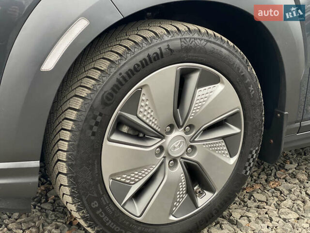 Серый Хендай Kona Electric, объемом двигателя 0 л и пробегом 89 тыс. км за 16900 $, фото 86 на Automoto.ua