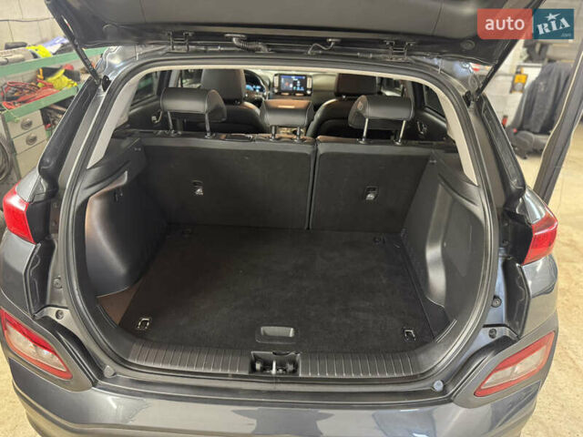 Серый Хендай Kona Electric, объемом двигателя 0 л и пробегом 137 тыс. км за 16700 $, фото 18 на Automoto.ua