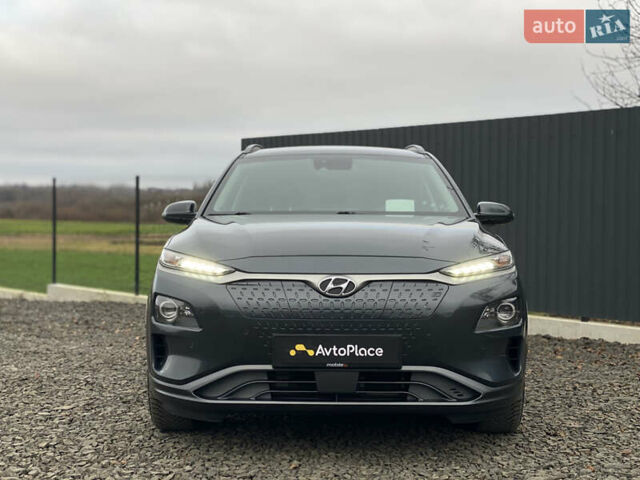 Серый Хендай Kona Electric, объемом двигателя 0 л и пробегом 89 тыс. км за 16900 $, фото 95 на Automoto.ua