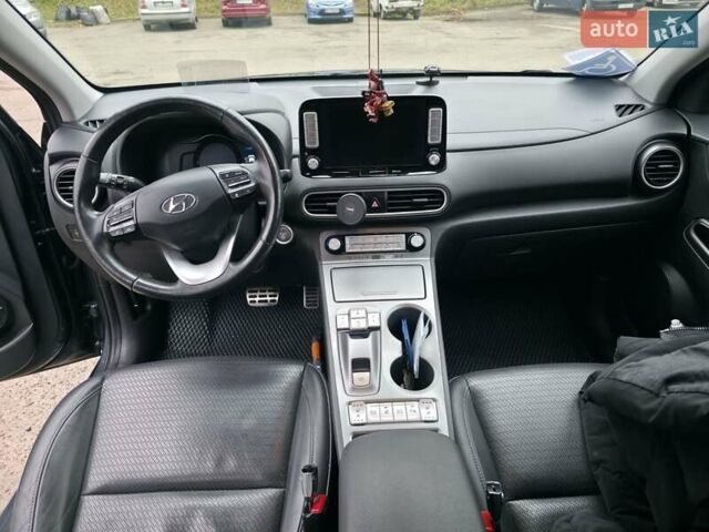 Серый Хендай Kona Electric, объемом двигателя 0 л и пробегом 89 тыс. км за 19500 $, фото 12 на Automoto.ua