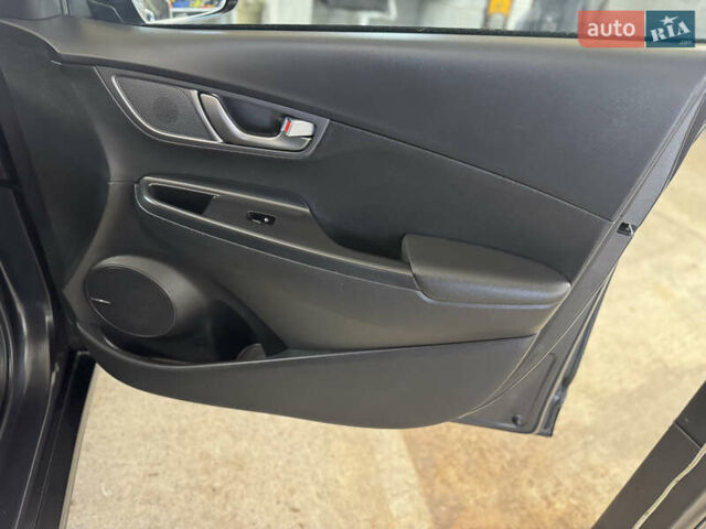 Серый Хендай Kona Electric, объемом двигателя 0 л и пробегом 137 тыс. км за 16700 $, фото 25 на Automoto.ua
