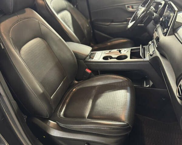 Серый Хендай Kona Electric, объемом двигателя 0 л и пробегом 137 тыс. км за 16700 $, фото 24 на Automoto.ua