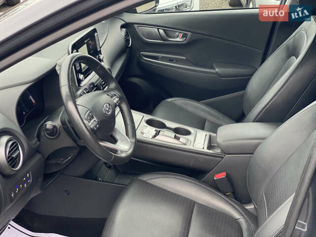 Серый Хендай Kona Electric, объемом двигателя 0 л и пробегом 89 тыс. км за 16900 $, фото 57 на Automoto.ua