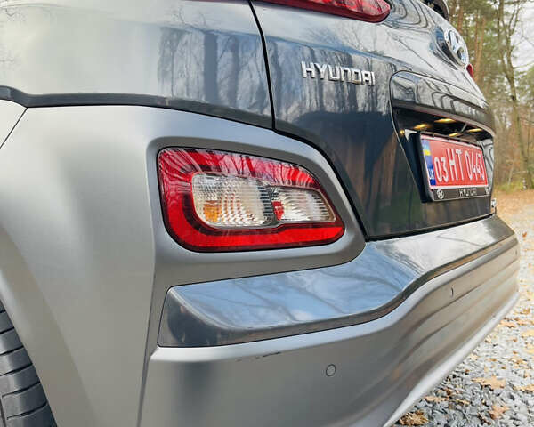 Серый Хендай Kona Electric, объемом двигателя 0 л и пробегом 112 тыс. км за 16700 $, фото 27 на Automoto.ua