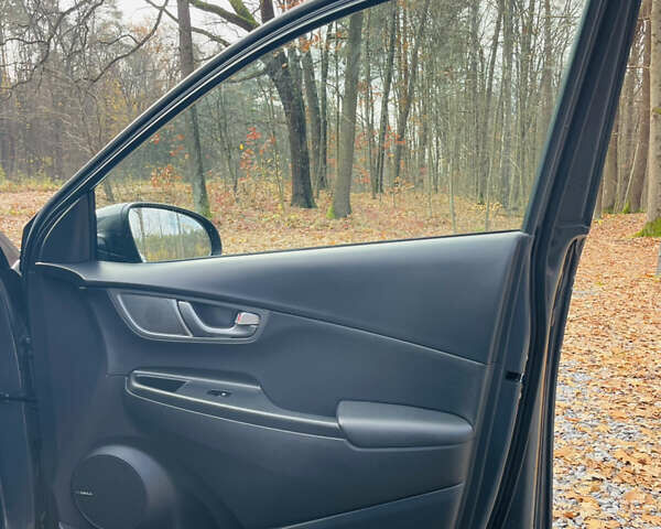 Серый Хендай Kona Electric, объемом двигателя 0 л и пробегом 112 тыс. км за 16700 $, фото 79 на Automoto.ua