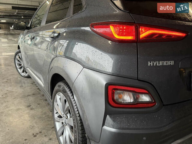 Серый Хендай Kona Electric, объемом двигателя 0 л и пробегом 120 тыс. км за 16999 $, фото 30 на Automoto.ua