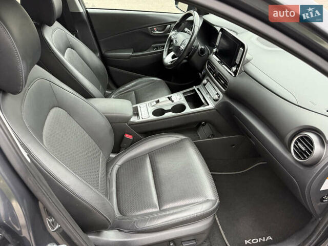 Серый Хендай Kona Electric, объемом двигателя 0 л и пробегом 103 тыс. км за 17300 $, фото 34 на Automoto.ua