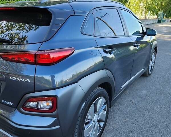 Серый Хендай Kona Electric, объемом двигателя 0 л и пробегом 96 тыс. км за 18700 $, фото 19 на Automoto.ua