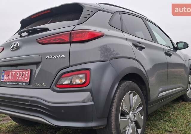 Серый Хендай Kona Electric, объемом двигателя 0 л и пробегом 180 тыс. км за 16700 $, фото 3 на Automoto.ua