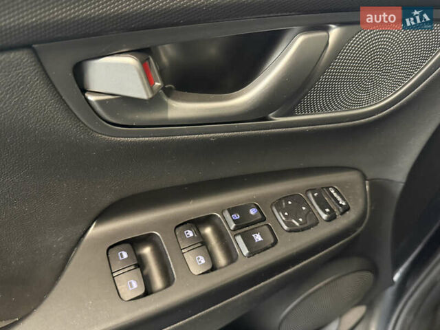 Серый Хендай Kona Electric, объемом двигателя 0 л и пробегом 120 тыс. км за 16999 $, фото 37 на Automoto.ua