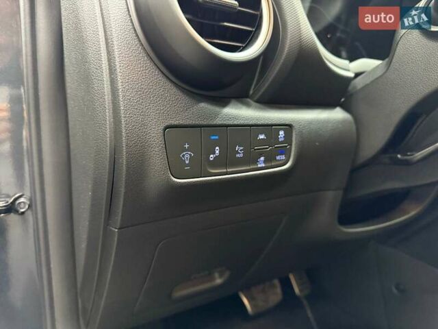 Серый Хендай Kona Electric, объемом двигателя 0 л и пробегом 113 тыс. км за 16818 $, фото 14 на Automoto.ua