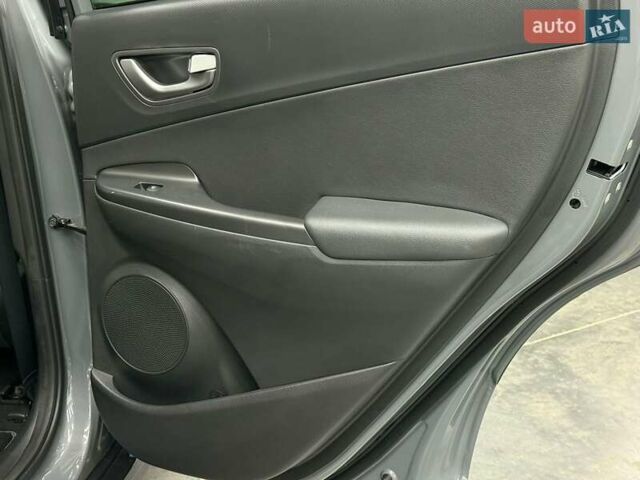 Серый Хендай Kona Electric, объемом двигателя 0 л и пробегом 129 тыс. км за 16430 $, фото 22 на Automoto.ua