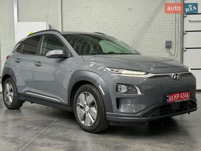 Серый Хендай Kona Electric, объемом двигателя 0 л и пробегом 129 тыс. км за 16430 $, фото 3 на Automoto.ua