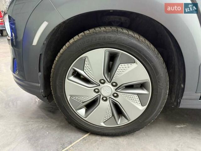 Серый Хендай Kona Electric, объемом двигателя 0 л и пробегом 113 тыс. км за 16818 $, фото 10 на Automoto.ua