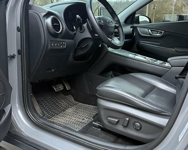 Серый Хендай Kona Electric, объемом двигателя 0 л и пробегом 98 тыс. км за 16500 $, фото 8 на Automoto.ua