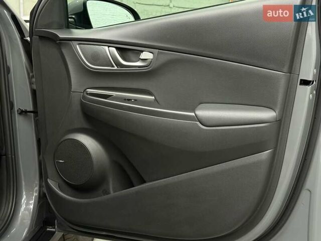 Серый Хендай Kona Electric, объемом двигателя 0 л и пробегом 129 тыс. км за 16430 $, фото 24 на Automoto.ua