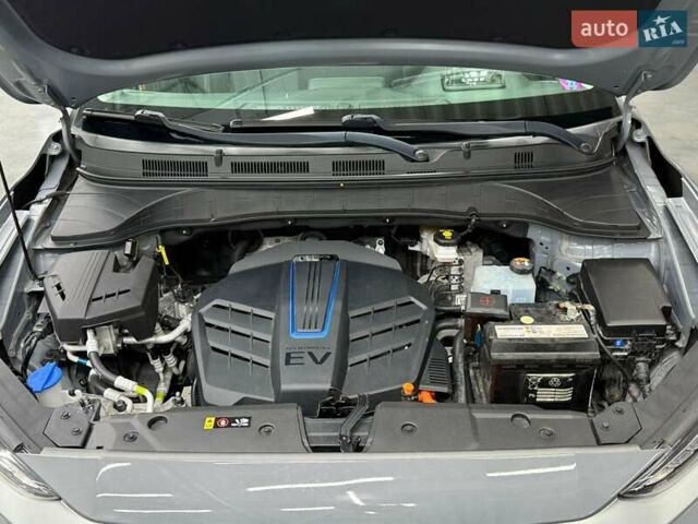 Серый Хендай Kona Electric, объемом двигателя 0 л и пробегом 129 тыс. км за 16430 $, фото 9 на Automoto.ua
