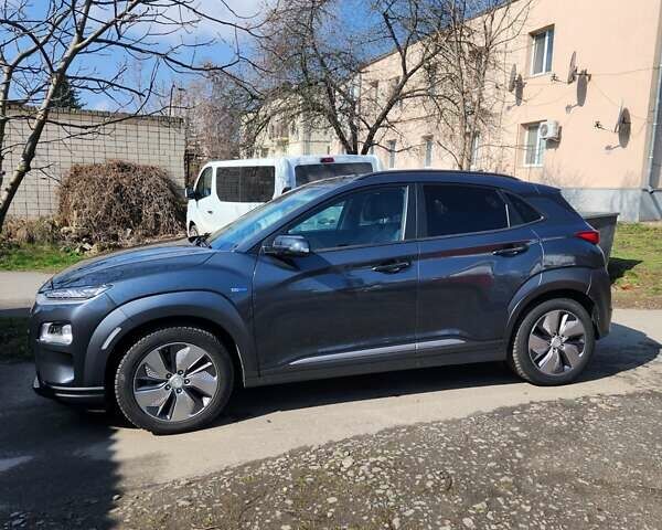 Серый Хендай Kona Electric, объемом двигателя 0 л и пробегом 96 тыс. км за 18700 $, фото 35 на Automoto.ua