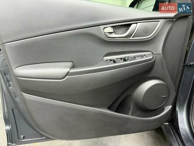 Серый Хендай Kona Electric, объемом двигателя 0 л и пробегом 113 тыс. км за 17094 $, фото 29 на Automoto.ua