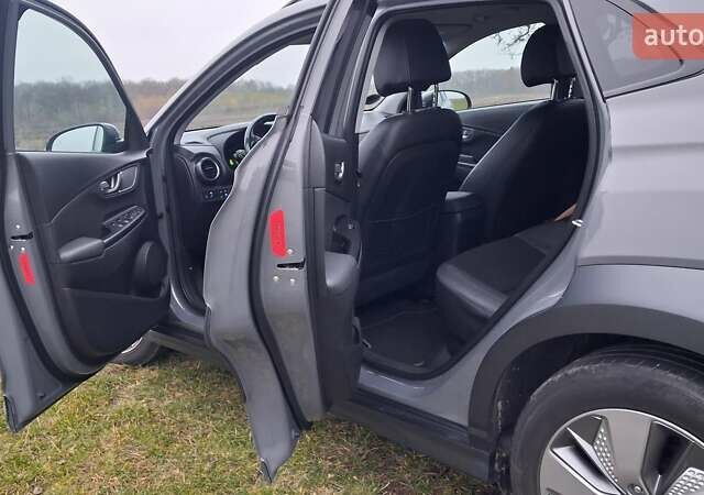 Серый Хендай Kona Electric, объемом двигателя 0 л и пробегом 180 тыс. км за 16700 $, фото 50 на Automoto.ua