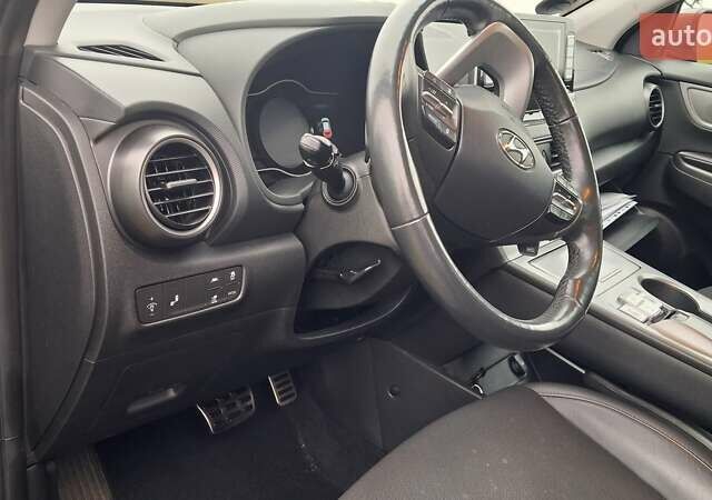 Серый Хендай Kona Electric, объемом двигателя 0 л и пробегом 180 тыс. км за 16700 $, фото 12 на Automoto.ua