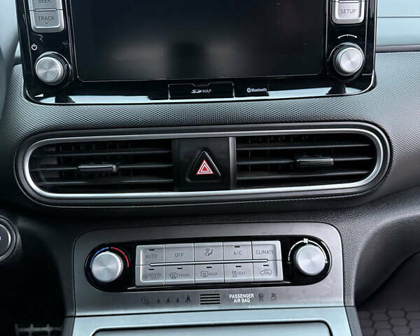 Серый Хендай Kona Electric, объемом двигателя 0 л и пробегом 98 тыс. км за 16500 $, фото 16 на Automoto.ua