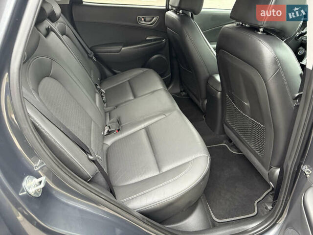 Серый Хендай Kona Electric, объемом двигателя 0 л и пробегом 103 тыс. км за 17300 $, фото 39 на Automoto.ua
