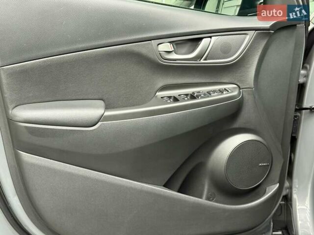 Серый Хендай Kona Electric, объемом двигателя 0 л и пробегом 129 тыс. км за 16430 $, фото 10 на Automoto.ua