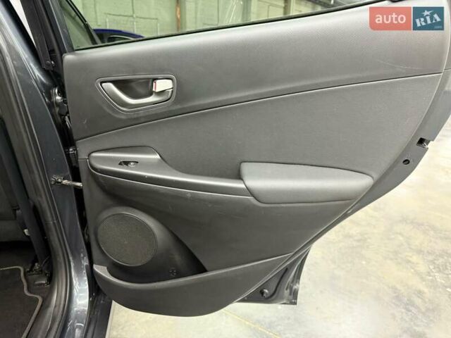 Серый Хендай Kona Electric, объемом двигателя 0 л и пробегом 113 тыс. км за 17094 $, фото 18 на Automoto.ua