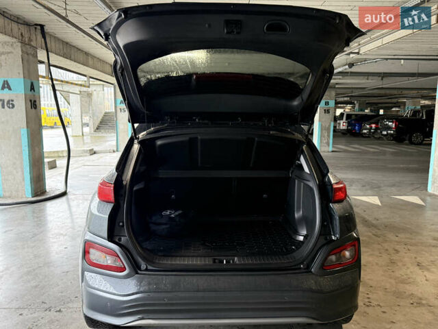 Серый Хендай Kona Electric, объемом двигателя 0 л и пробегом 120 тыс. км за 16999 $, фото 64 на Automoto.ua