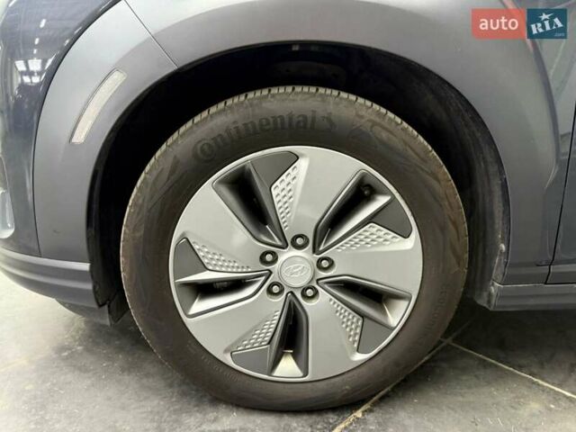 Серый Хендай Kona Electric, объемом двигателя 0 л и пробегом 113 тыс. км за 17094 $, фото 5 на Automoto.ua