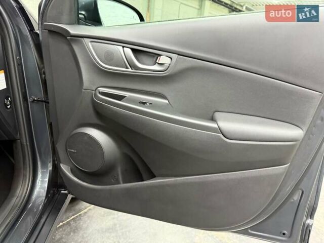 Серый Хендай Kona Electric, объемом двигателя 0 л и пробегом 113 тыс. км за 17094 $, фото 17 на Automoto.ua