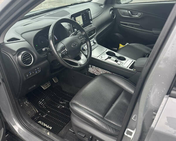 Серый Хендай Kona Electric, объемом двигателя 0 л и пробегом 85 тыс. км за 18300 $, фото 17 на Automoto.ua