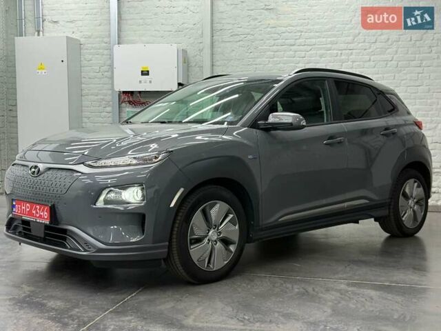 Серый Хендай Kona Electric, объемом двигателя 0 л и пробегом 129 тыс. км за 16430 $, фото 2 на Automoto.ua