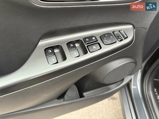 Серый Хендай Kona Electric, объемом двигателя 0 л и пробегом 103 тыс. км за 17300 $, фото 20 на Automoto.ua