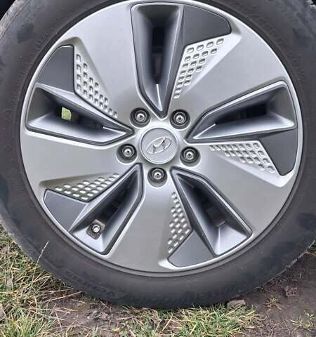 Серый Хендай Kona Electric, объемом двигателя 0 л и пробегом 180 тыс. км за 16700 $, фото 34 на Automoto.ua