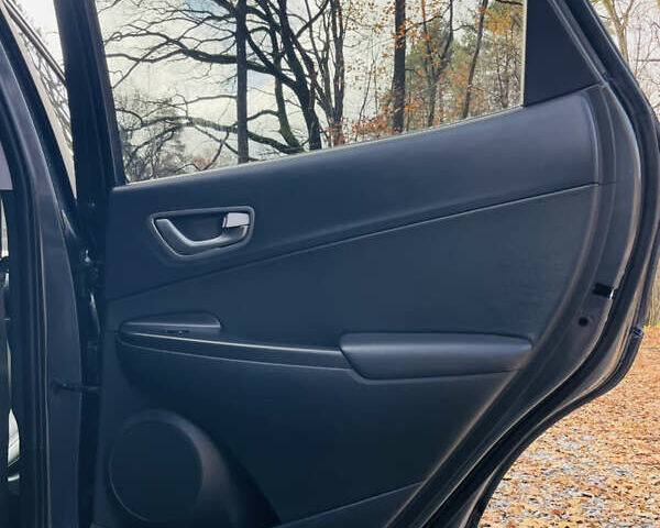 Серый Хендай Kona Electric, объемом двигателя 0 л и пробегом 112 тыс. км за 16700 $, фото 35 на Automoto.ua