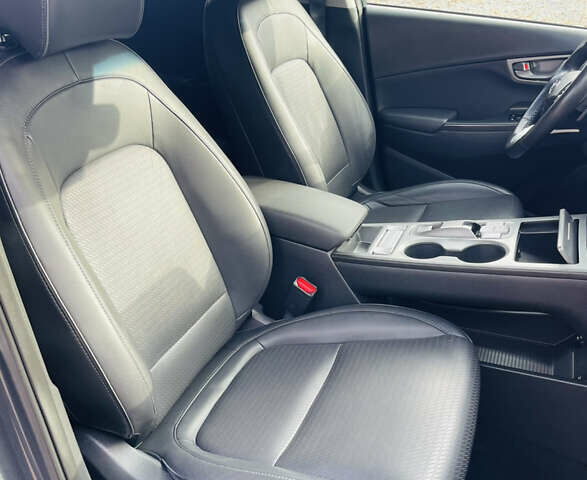 Серый Хендай Kona Electric, объемом двигателя 0 л и пробегом 112 тыс. км за 16700 $, фото 81 на Automoto.ua