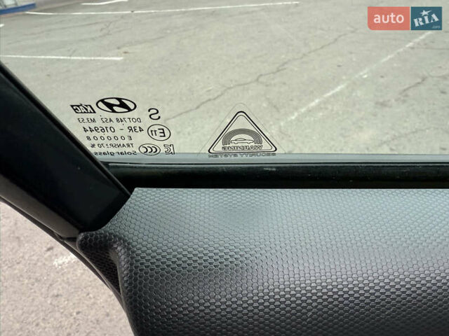 Серый Хендай Kona Electric, объемом двигателя 0 л и пробегом 103 тыс. км за 17300 $, фото 18 на Automoto.ua