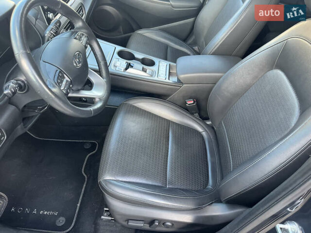 Серый Хендай Kona Electric, объемом двигателя 0 л и пробегом 130 тыс. км за 17400 $, фото 14 на Automoto.ua