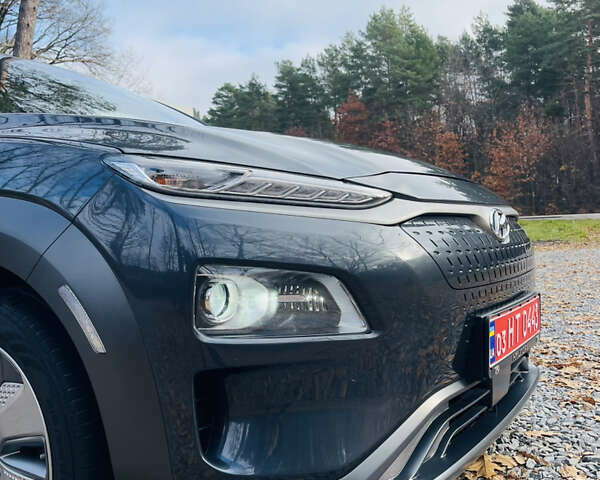 Серый Хендай Kona Electric, объемом двигателя 0 л и пробегом 112 тыс. км за 16700 $, фото 19 на Automoto.ua