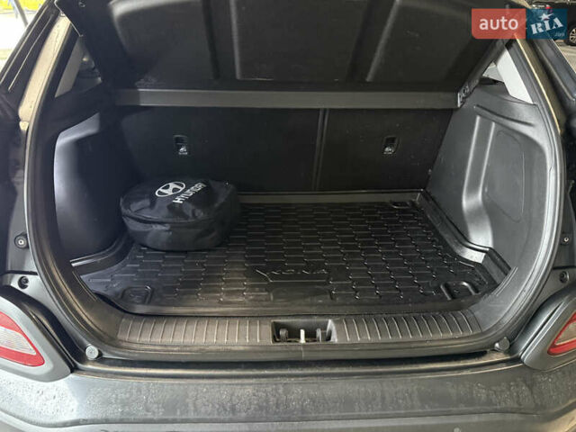 Серый Хендай Kona Electric, объемом двигателя 0 л и пробегом 120 тыс. км за 16999 $, фото 65 на Automoto.ua