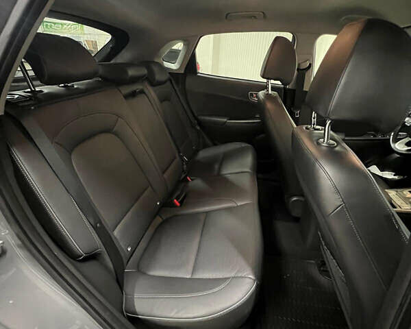 Серый Хендай Kona Electric, объемом двигателя 0 л и пробегом 102 тыс. км за 14200 $, фото 12 на Automoto.ua