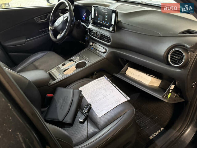Серый Хендай Kona Electric, объемом двигателя 0 л и пробегом 120 тыс. км за 16999 $, фото 68 на Automoto.ua