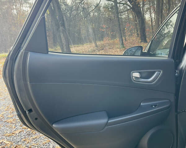 Серый Хендай Kona Electric, объемом двигателя 0 л и пробегом 112 тыс. км за 16700 $, фото 68 на Automoto.ua