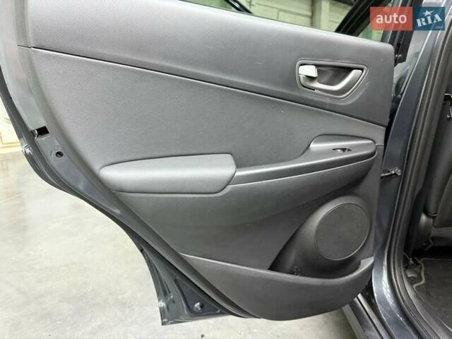 Серый Хендай Kona Electric, объемом двигателя 0 л и пробегом 113 тыс. км за 17094 $, фото 20 на Automoto.ua