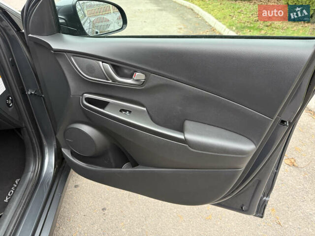 Серый Хендай Kona Electric, объемом двигателя 0 л и пробегом 103 тыс. км за 17300 $, фото 33 на Automoto.ua