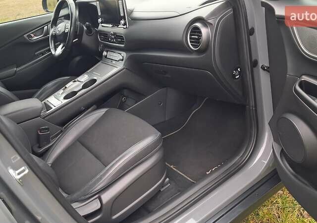 Серый Хендай Kona Electric, объемом двигателя 0 л и пробегом 180 тыс. км за 16700 $, фото 13 на Automoto.ua