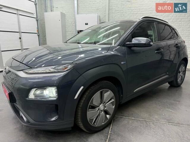 Серый Хендай Kona Electric, объемом двигателя 0 л и пробегом 113 тыс. км за 16818 $, фото 2 на Automoto.ua