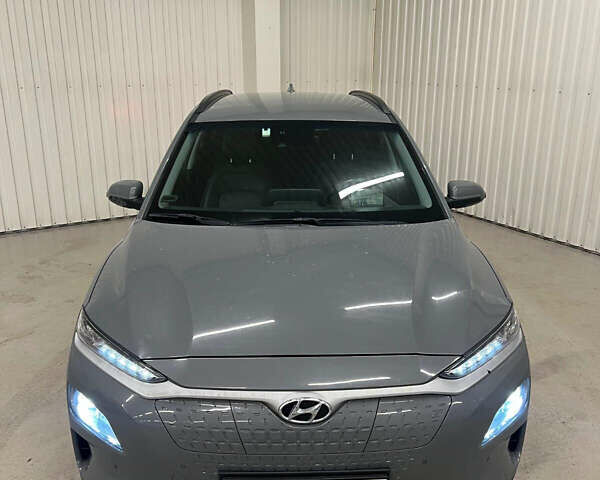 Серый Хендай Kona Electric, объемом двигателя 0 л и пробегом 102 тыс. км за 14200 $, фото 3 на Automoto.ua